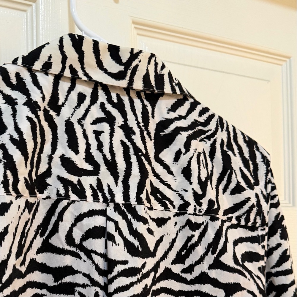Chico’s Zebra Print No-Iron Button-Up Blouse – Size 2 Bold Animal Print!